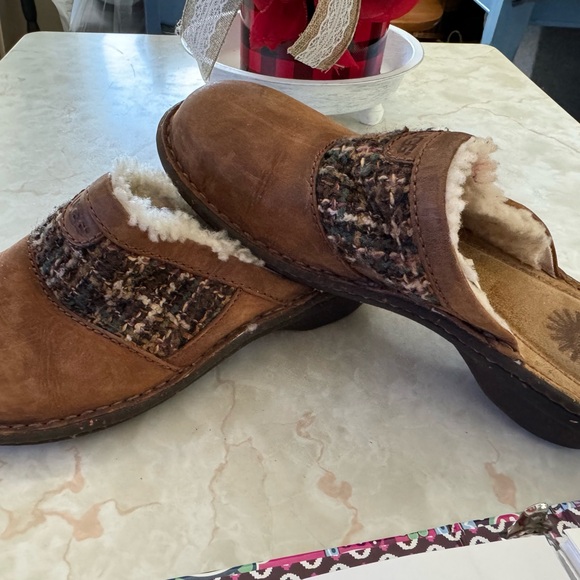 UGG Australia Leather Mules w/ Wool details and Genuine Sheepskin lining! EUC - Picture 2 of 10